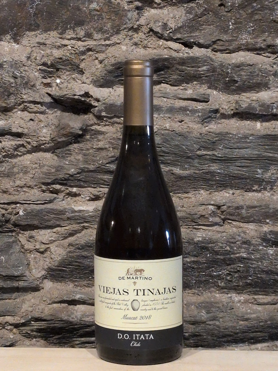 Bottle of De Martino Viejas Tinajas Muscat