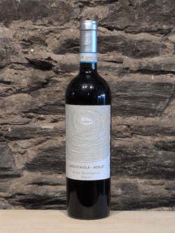 Bottle of Oynos Nero d'Avola Merlot Terre Siciliane IGT Organic